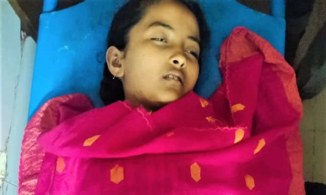 খেলতে নেমে প্রাণ গেল স্কুলছাত্রীর