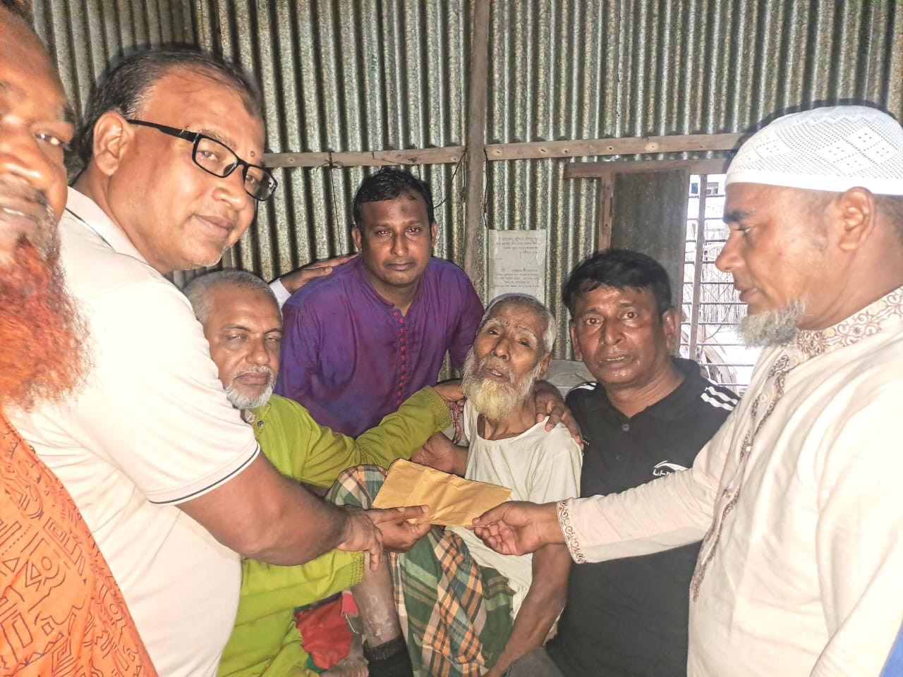 চিকিৎসার জন্য মিয়া আকরামুজ্জামানকে তারেক রহমানের পক্ষ থেকে আর্থিক সহায়তা প্রদান