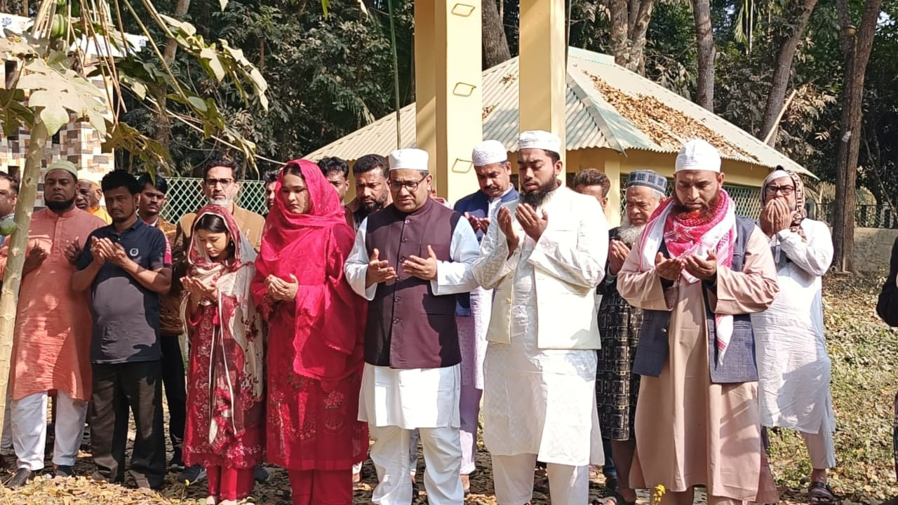 বাবার কবর জিয়ারত করে নির্বাচনি প্রচার শুরু করলেন স্বতন্ত্র প্রার্থী দোলন