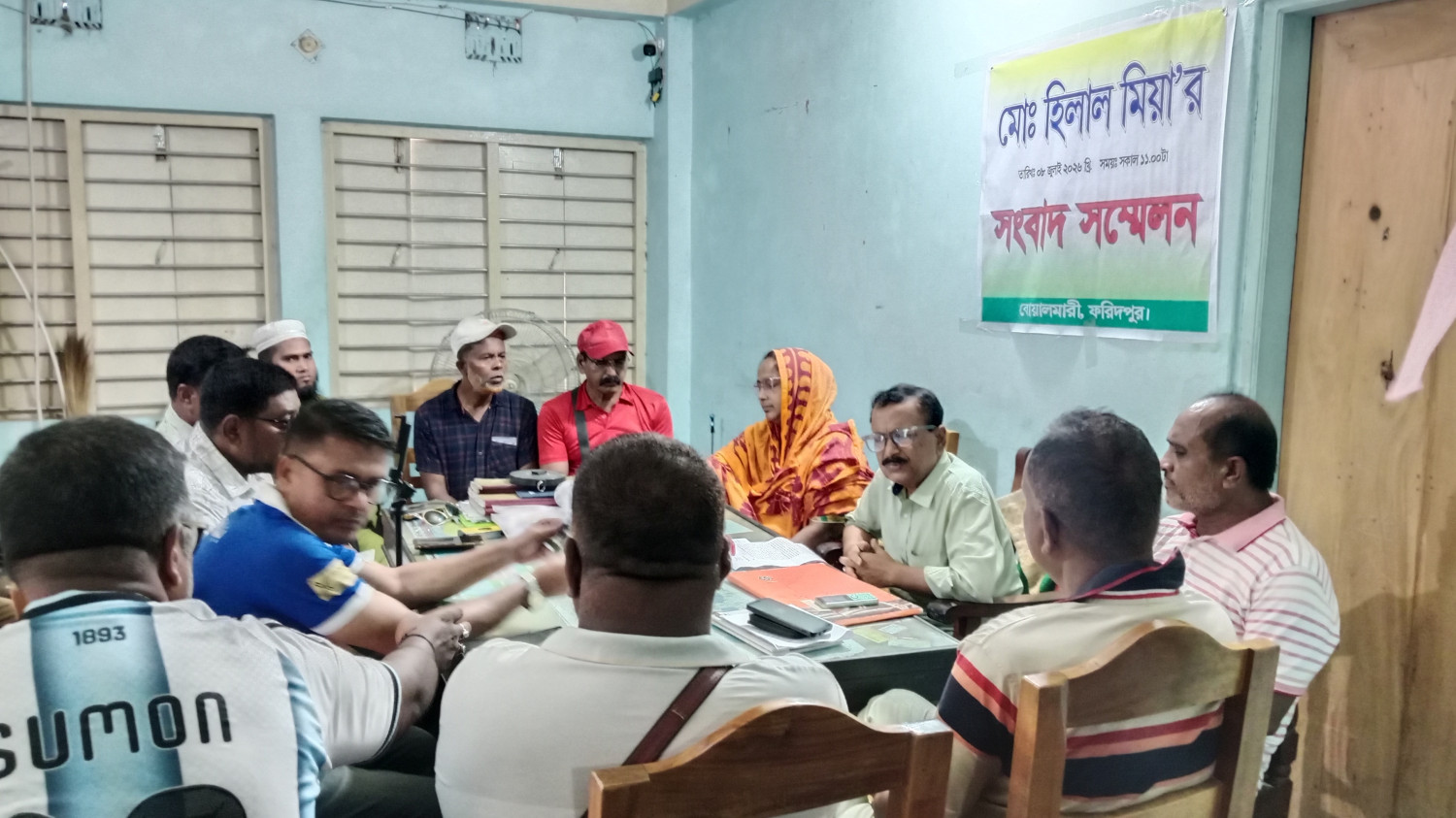 বোয়ালমারীতে ব্যবসায়ীকে আটকে হেনস্তা ও টাকা নেওয়ার অভিযোগ, বিচার দাবিতে সংবাদ সম্মেলন