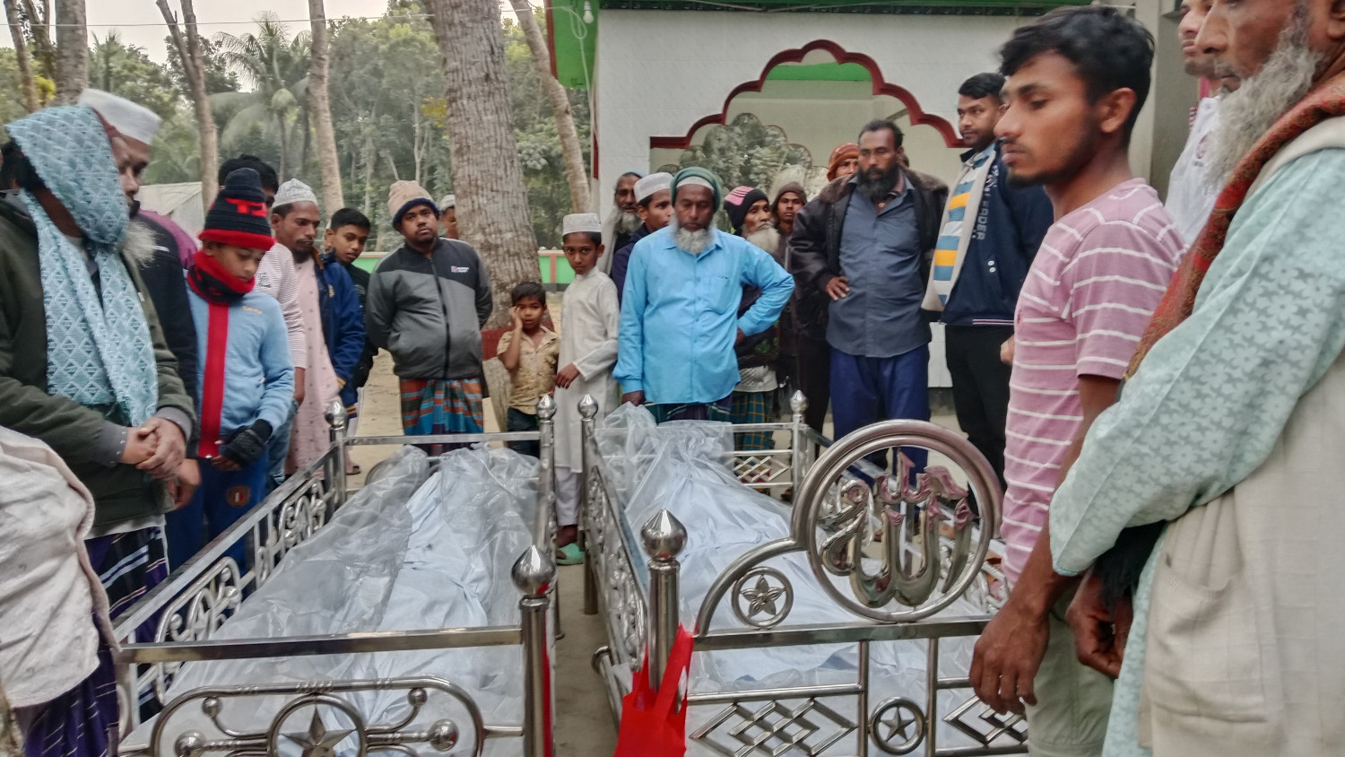 বোয়ালমারীর ডোবরা জনতা জুট মিলের নিহত তিন শ্রমিকের জানাজা সম্পন্ন