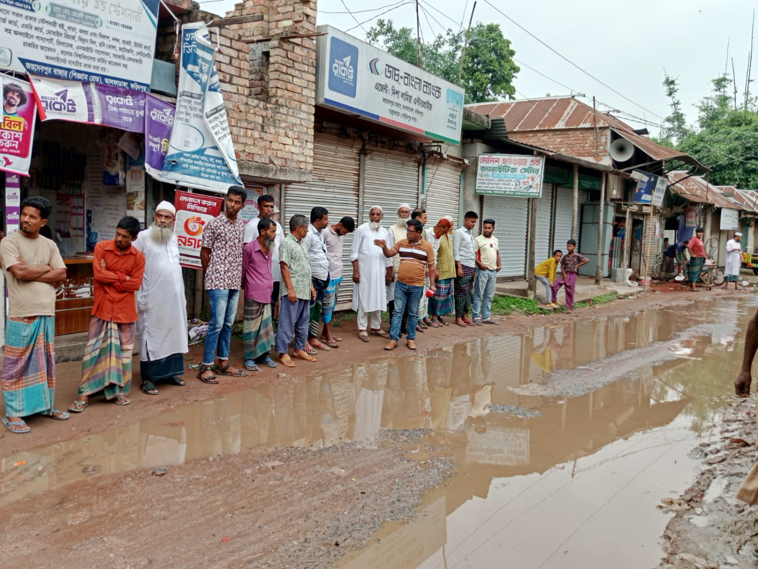 আলফাডাঙ্গার জয়দেবপুর বাজারের জলাবদ্ধতা নিরসনে নিজ উদ্যোগে সংস্কার কাজ শুরু করলেন আলহাজ্ব আব্দুল আলিম খান