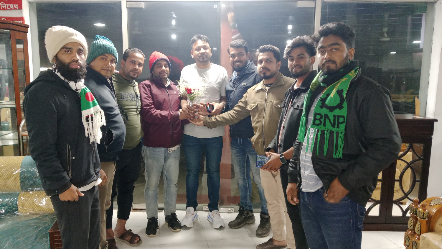 আফ্রিকা যুবদলের সাধারণ সম্পাদক দেশে ফেরাতে বোয়ালমারী যুবদল ও ছাত্রদল ফুল দিয়ে বরণ করে নিলেন