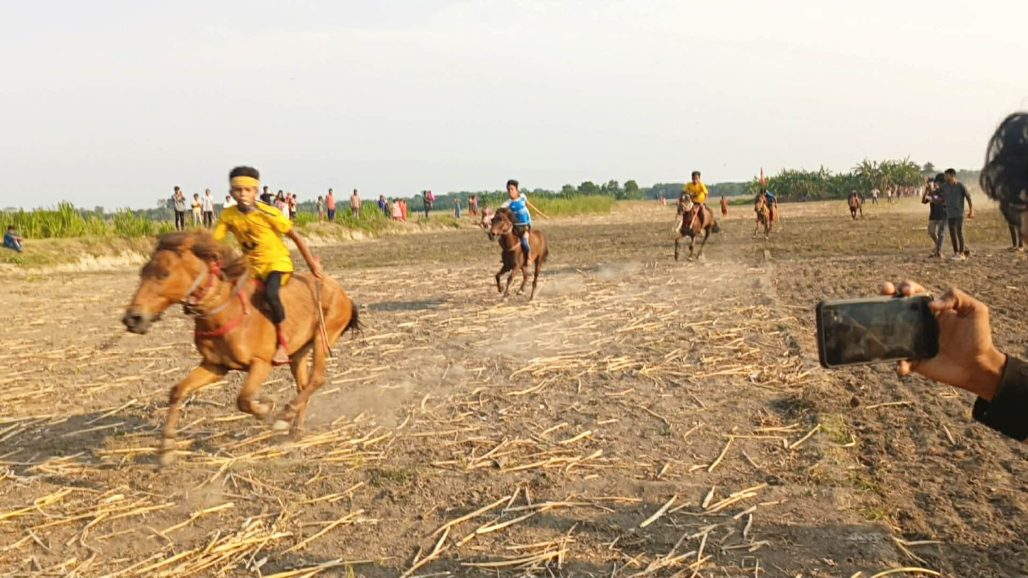 ১৫ বছর পর সালথায় ঐতিহ্যবাহী ঘোড়দৌড় প্রতিযোগিতা অনুষ্ঠিত