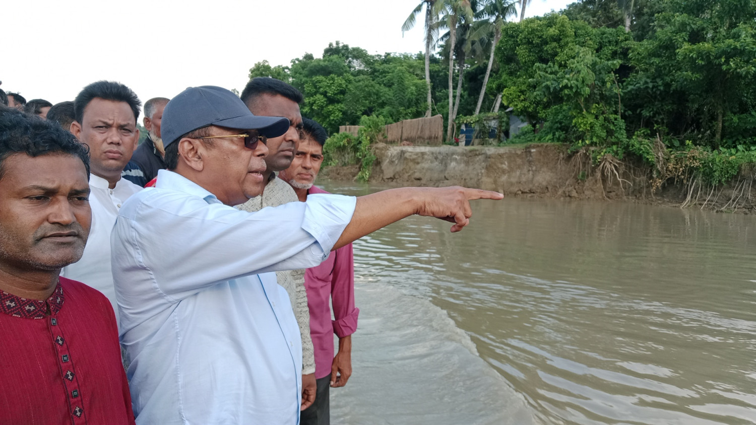 আলফাডাঙ্গায় মধুমতি নদীভাঙন এলাকা পরিদর্শনে সাবেক এমপি নাসিরুল ইসলাম