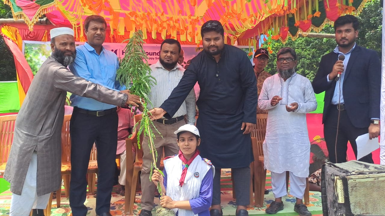 আলফাডাঙ্গায় এইচডিএফবি ফাউন্ডেশনের উদ্যোগে দুই বিদ্যালয়ের শিক্ষার্থীদের মাঝে ১২০০ চারা বিতরণ