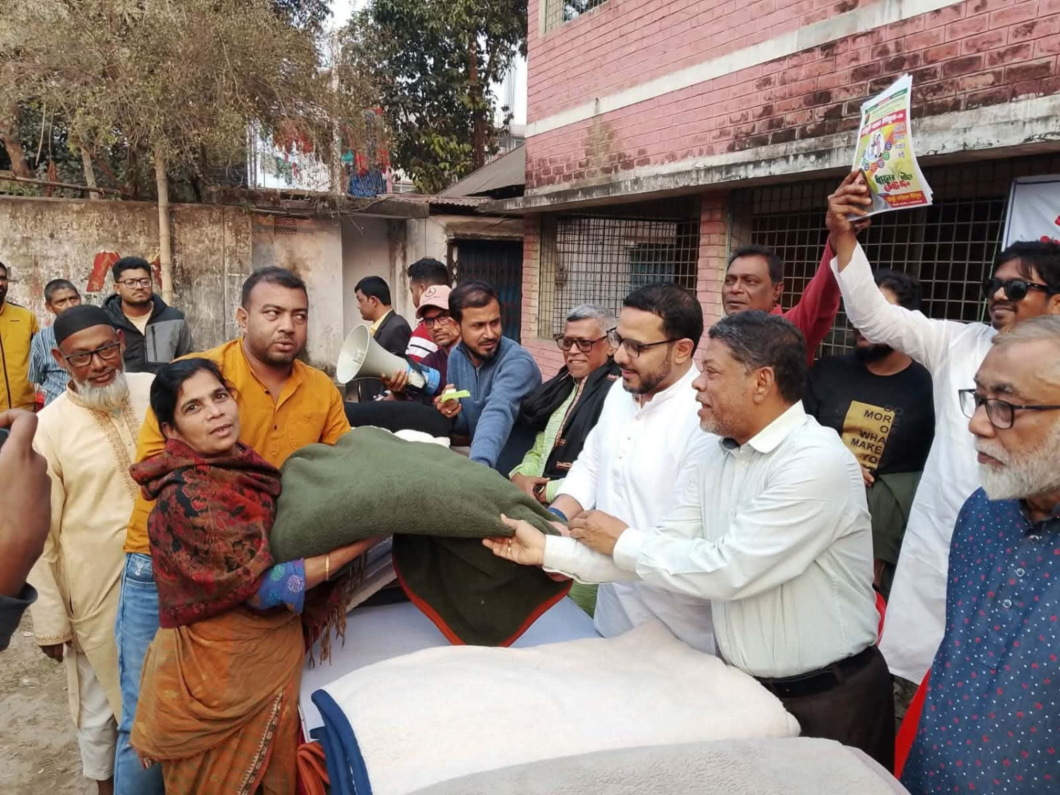 ফরিদপুরে শীতার্তদের মাঝে শীতবস্ত্র বিতরণ