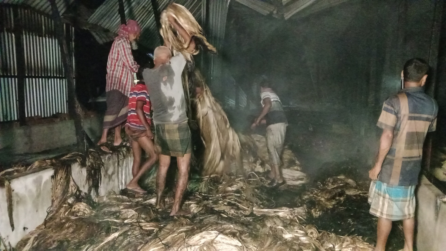 আলফাডাঙ্গায় আগুনে পুড়ল ৯ গুদাম, নিঃস্ব হওয়ার শঙ্কায় ব্যবসায়ীরা-  ক্ষতি প্রায় ৩ কোটি টাকা, ধারদেনা করে পণ্য কিনে এখন সর্বস্বান্ত