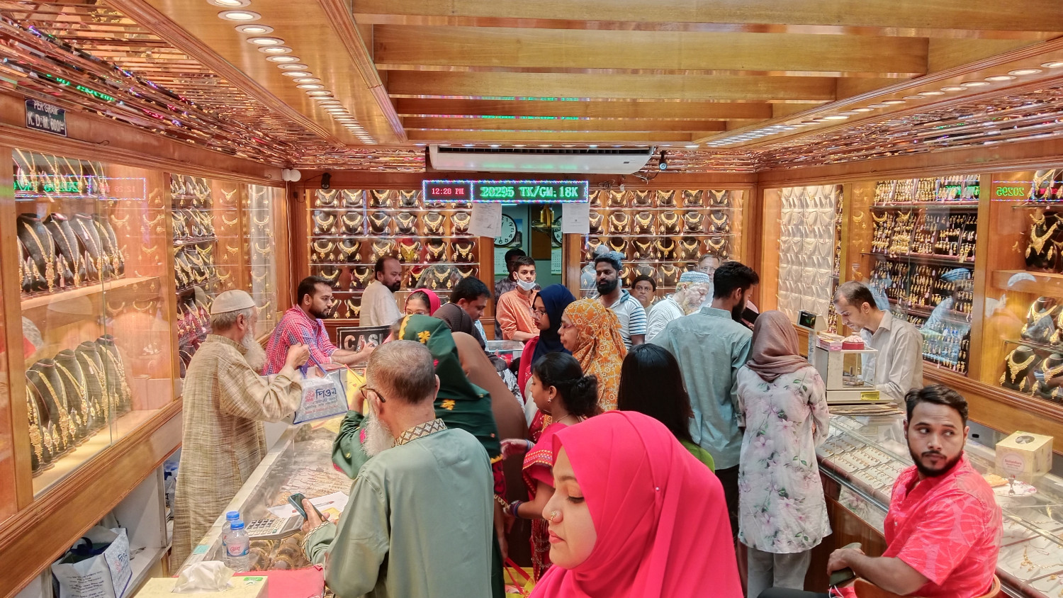 বৈশাখী হালখাতায় গর্জিয়াস আয়োজনে ঝলমলে আমিনা জুয়েলার্স