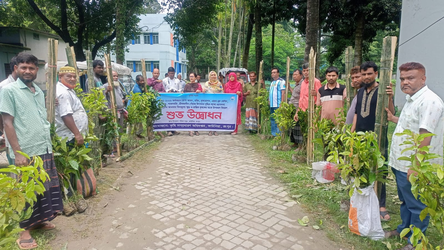 কাউনিয়ায় বৃক্ষরোপণ প্রনোদনার চারা, জৈব সার ও বাঁশের খুটি বিতরণ