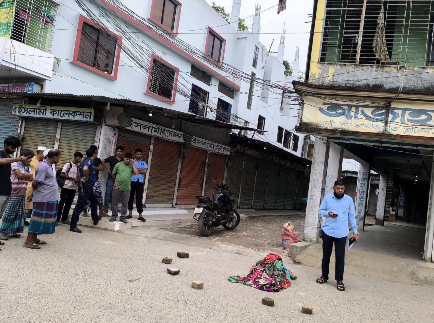 বোয়ালমারীতে মার্কেটের ছাদ থেকে পড়ে ৬৫ বছরের মানসিক ভারসাম্যহীন নারীর মৃত্যু