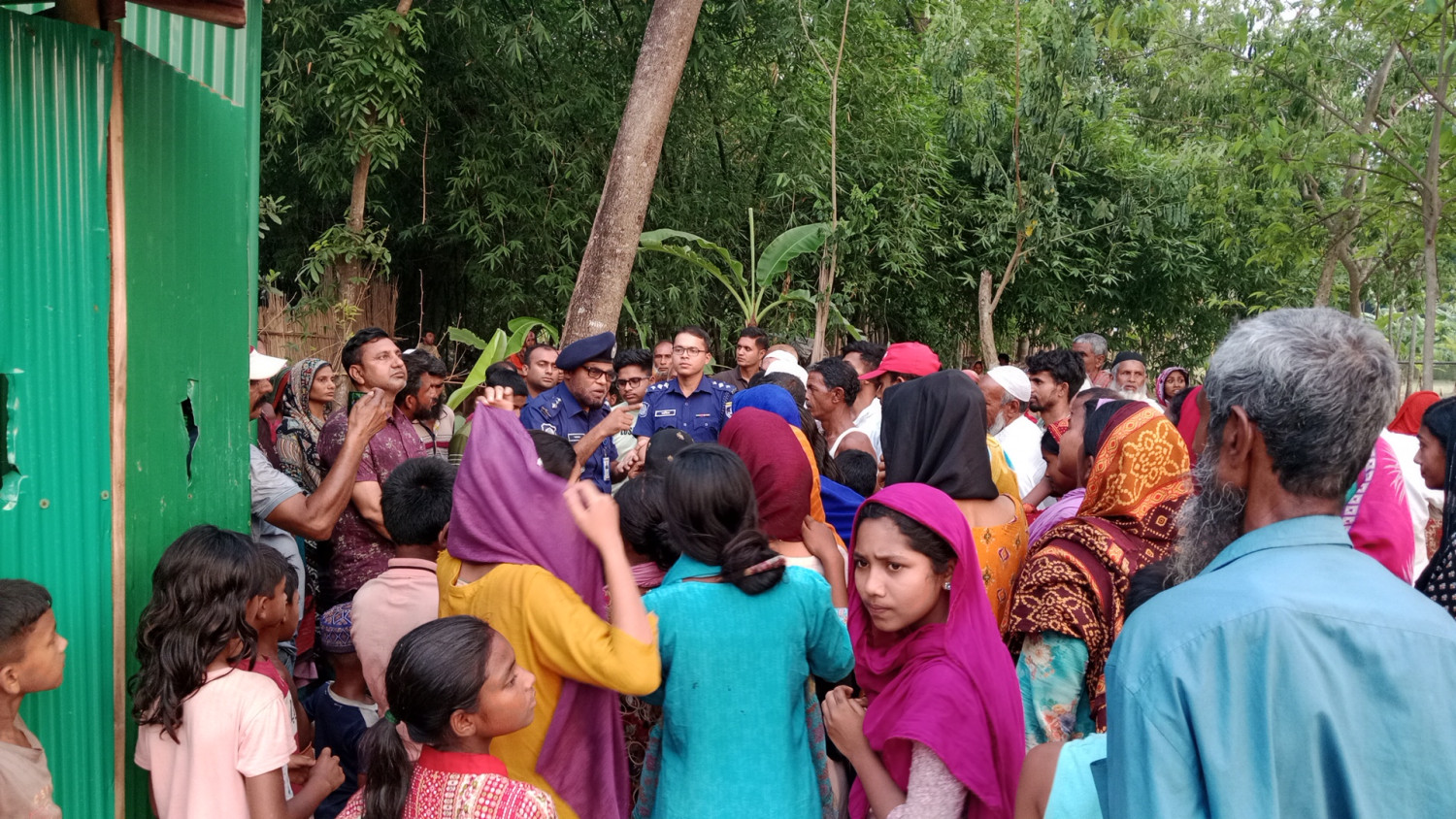 আলফাডাঙ্গায় উত্তেজনা প্রশমনে প্রশাসনের তৎপরতা- সংঘর্ষে না জড়াতে উভয় পক্ষকে কড়া বার্তা- এএসপি আজম খানের
