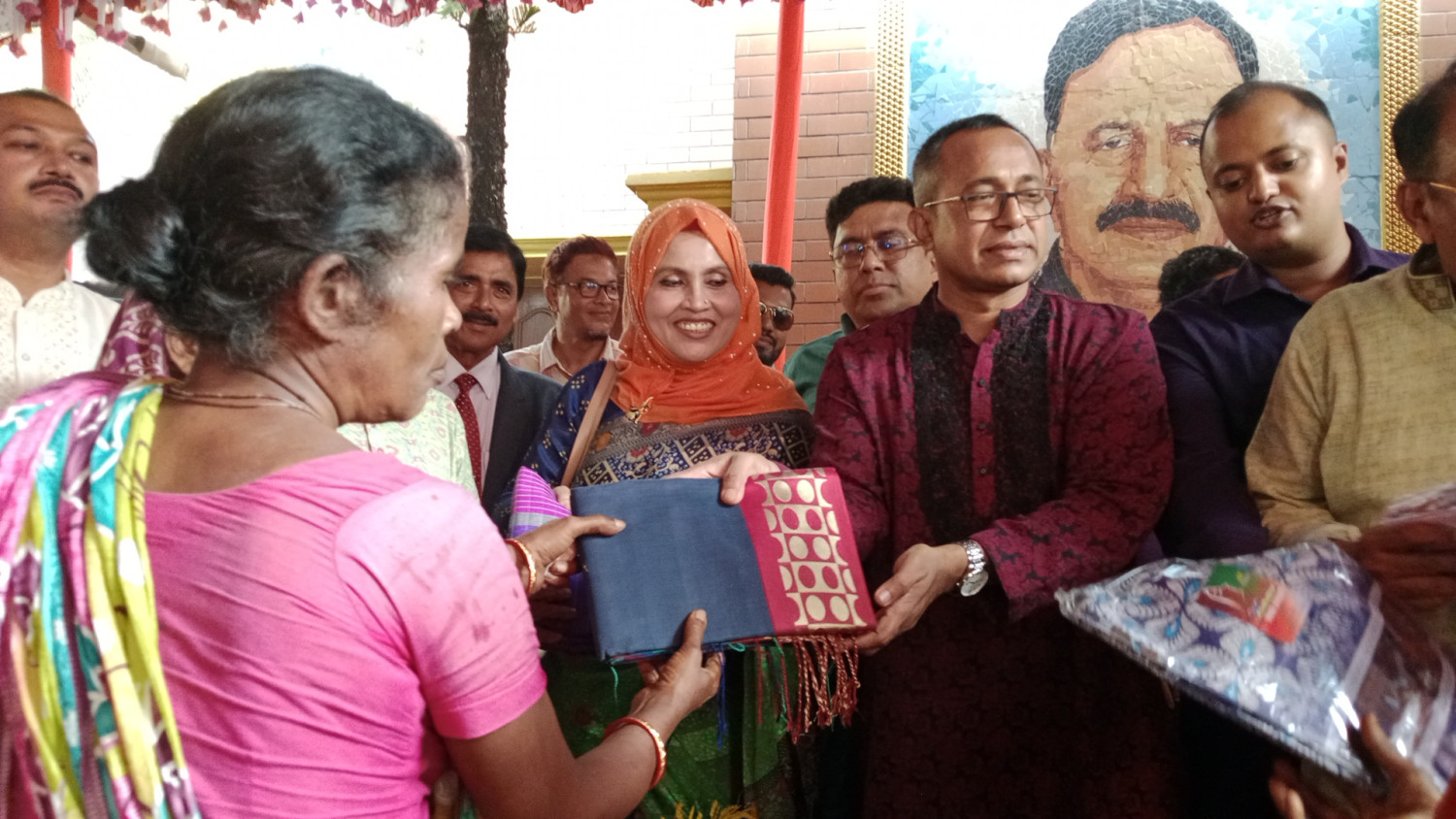 দুর্গাপূজায় সুবাস সাহার বাড়িতে অসহায়দের জন্য অন্ন, বস্ত্র ও অর্থ বিতরণ