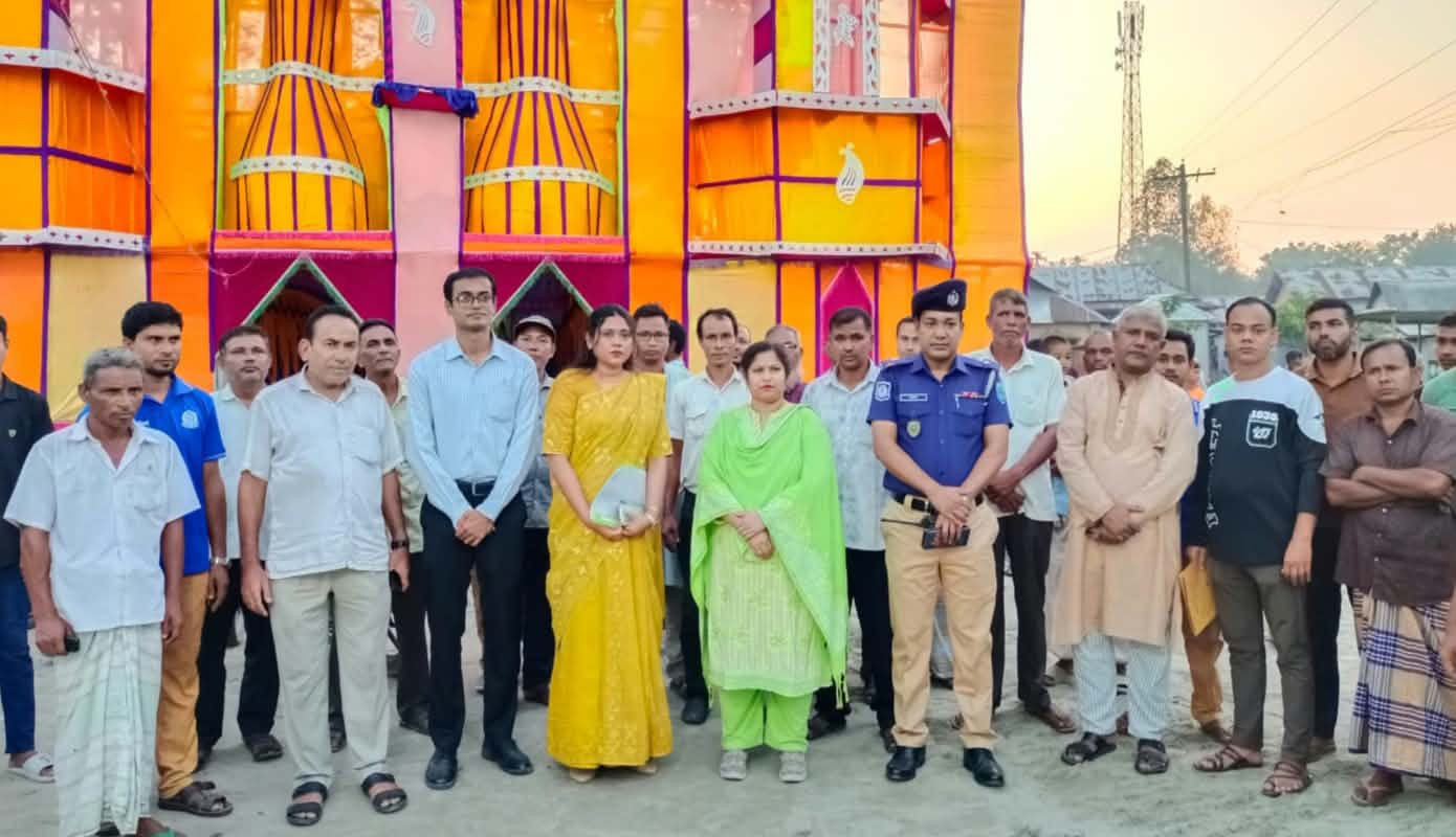 কাউনিয়ায় দুর্গাপূজা মণ্ডপ পরিদর্শন করলেন জেলা প্রশাসক ইসরাত জাহান