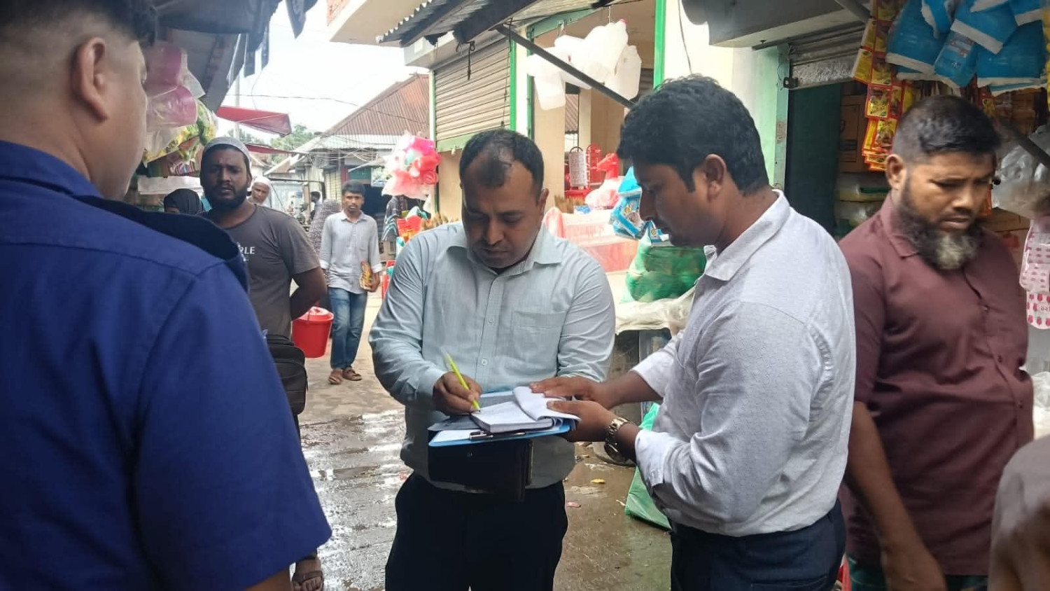 সালথায় ভ্রাম্যমাণ আদালতের অভিযানে তিন দোকানীকে জরিমানা