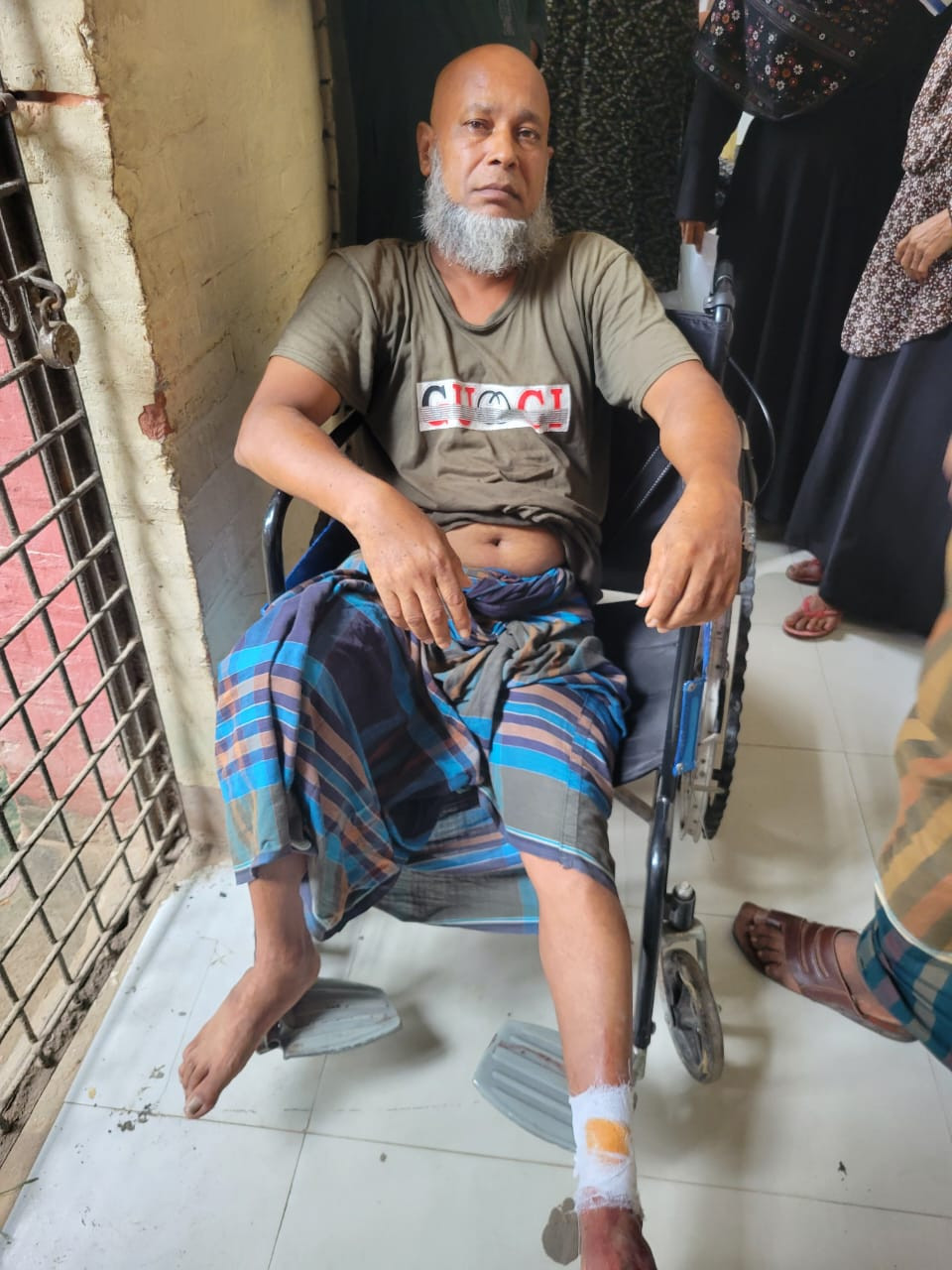 বোয়ালমারীতে ব্যবসায়ীকে কুপিয়ে ৩ লাখ টাকা ছিনতাইয়ের অভিযোগ