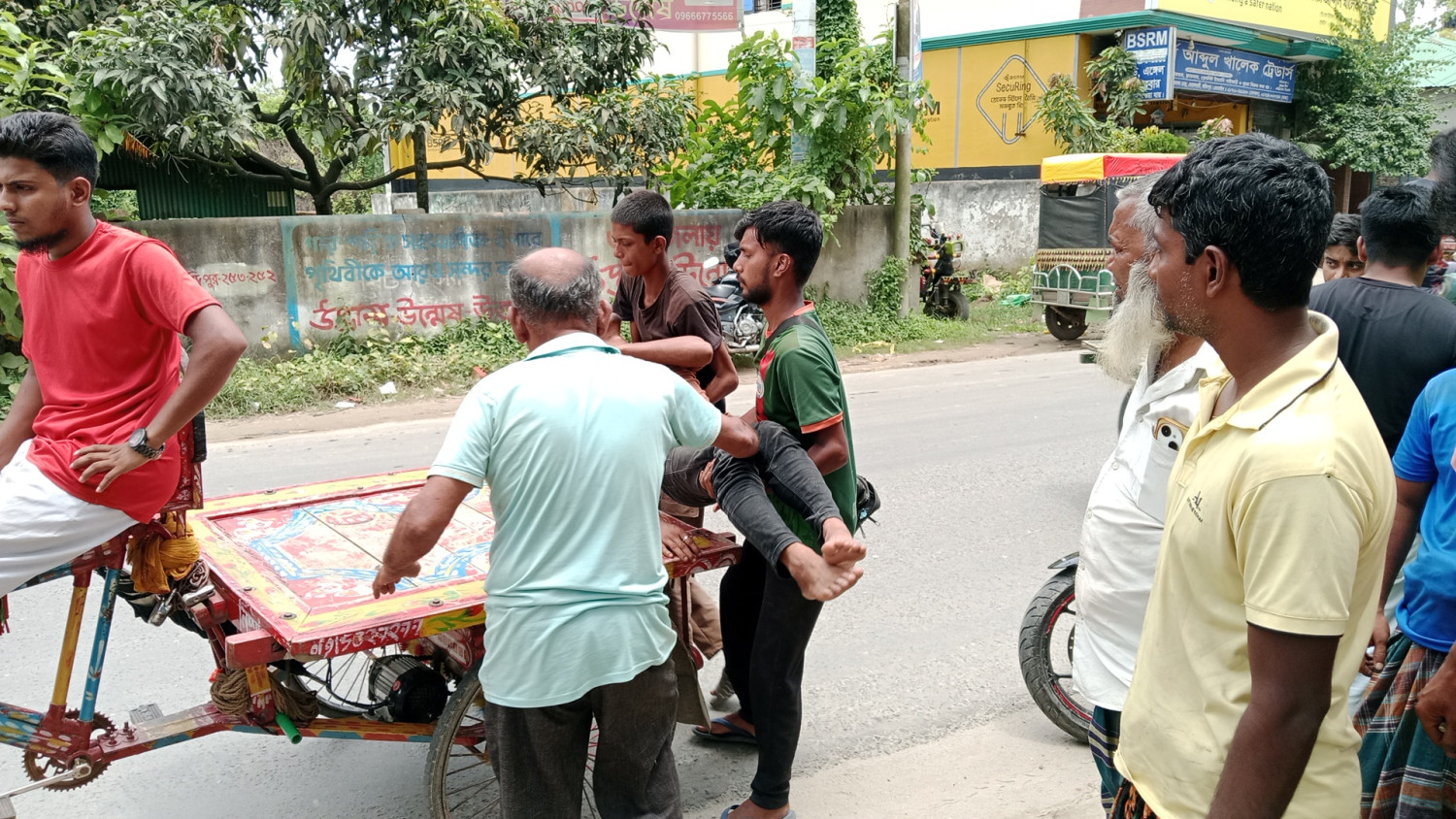 বোয়ালমারীতে বাস থামানো নিয়ে বিরোধ, ট্রাকচালকের লোকজনের বিরুদ্ধে হামলার অভিযোগ