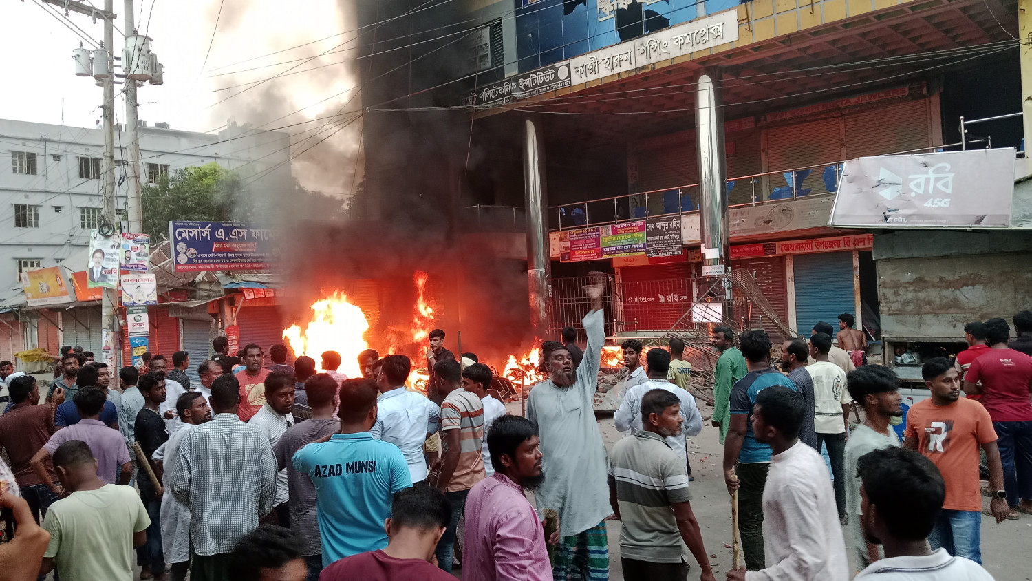 ফরিদপুরে বিপ্লবী ও সংহতি দিবসে বিএনপির দুই গ্রুপের সংঘর্ষ, ভাঙচুর ও আগুন