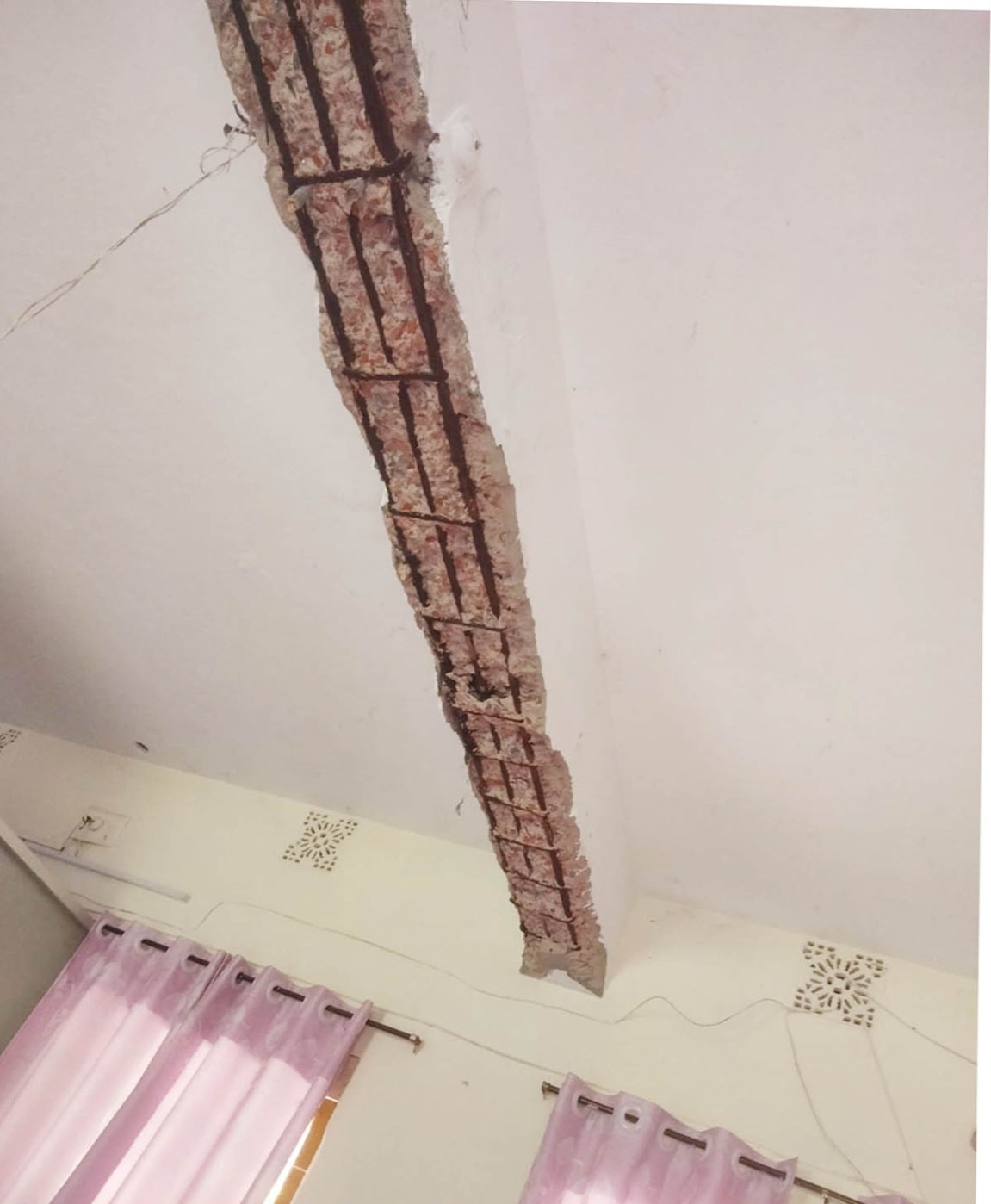 কাউনিয়া উপজেলা হিসাব রক্ষণ কর্মকর্তার অফিসের ছাদে ফাটল