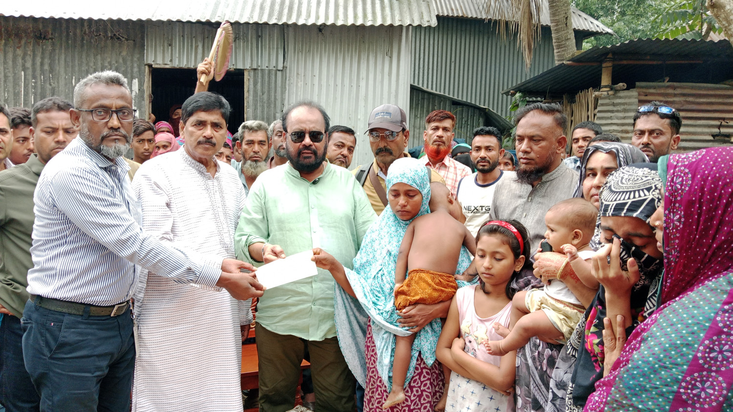 আরবিটি নিউজের পেজে সংবাদ প্রকাশের পর নিহত বাবুলের পরিবারের পাশে সহায়তার হাত বাড়ালেন খন্দকার আশরাফুল আলম মামুন
