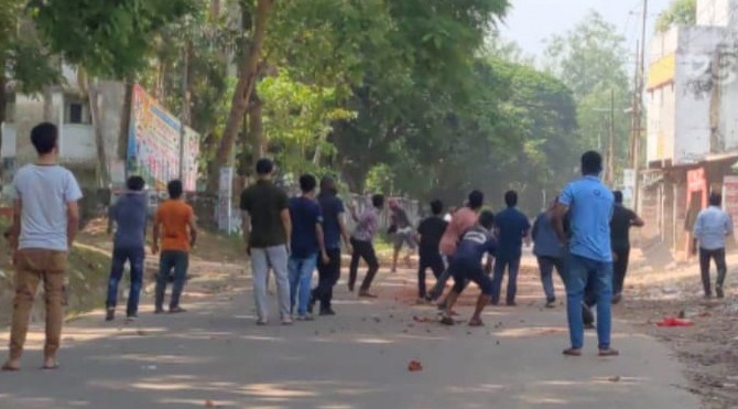 দফায় দফায় সংঘর্ষে রণক্ষেত্র চবি, আহত অন্তত দশ