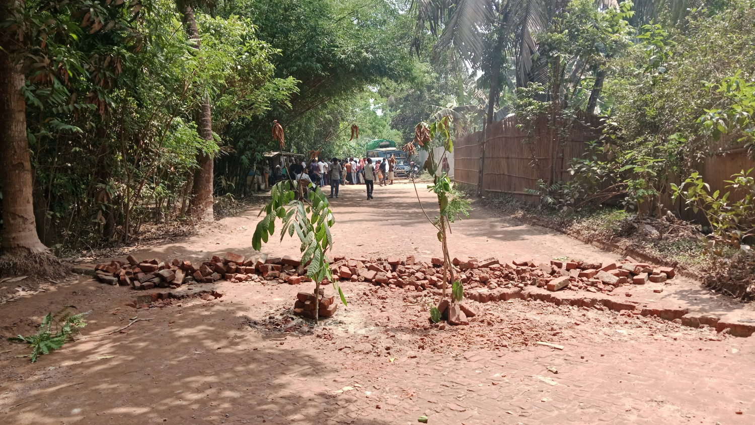 বোয়ালমারীতে সাতৈর বাইপাস সড়ক অবরোধ করেছে এলাকাবাসী