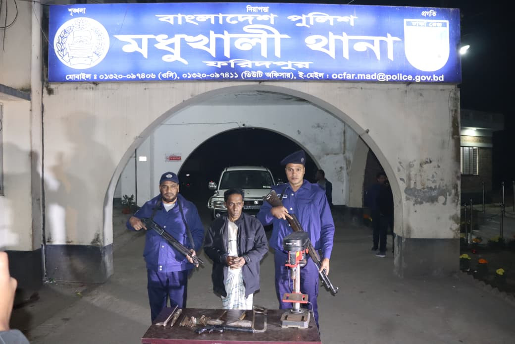 ডুমাইনে অস্ত্র তৈরির কারখানায় সেনা অভিযান, ০১টি পাইপ গান ও ০১টি শট গানের কার্তুজসহ অস্ত্র তৈরির বিপুল পরিমাণ সরঞ্জামাদি উদ্ধার, ১ জন আটক