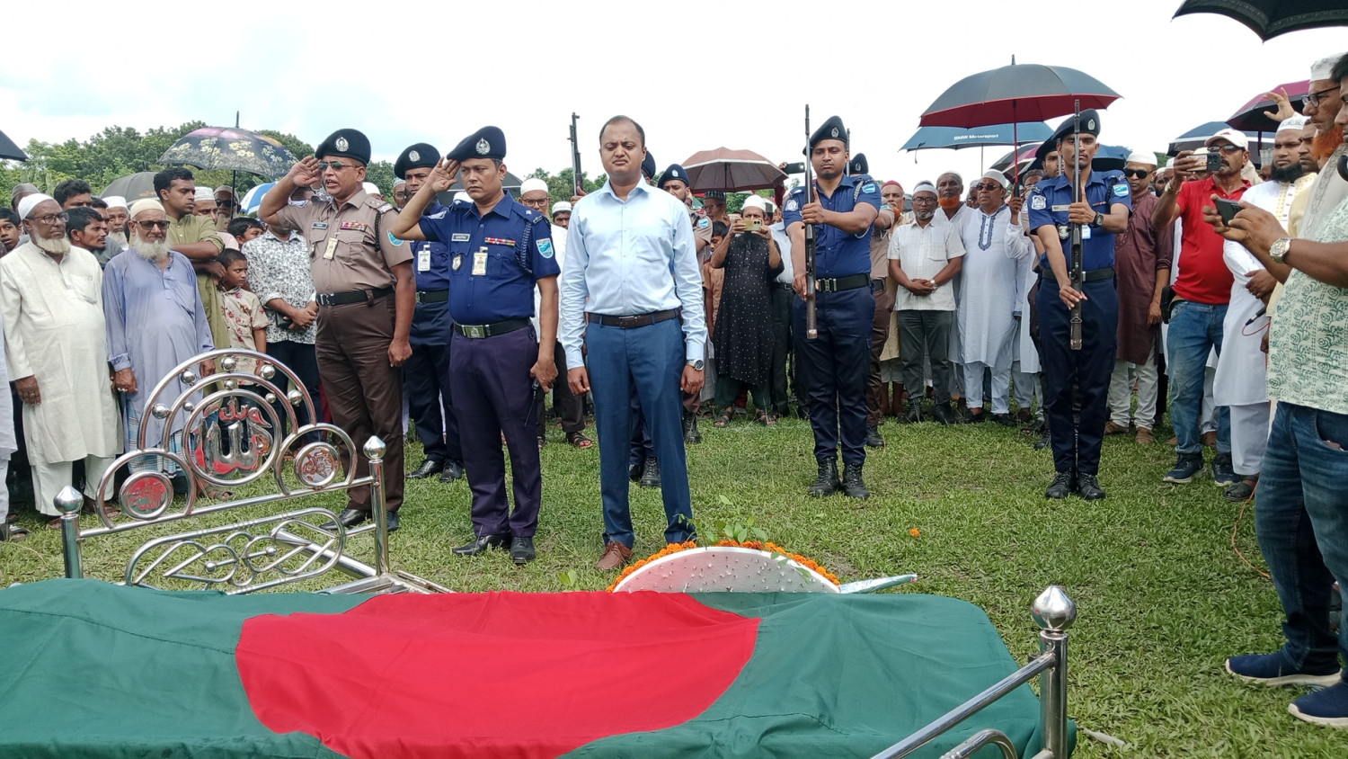 বোয়ালমারীতে বীর মুক্তিযোদ্ধা আব্দুল জলীলের গার্ড অব অনার ও জানাজা শেষে দাফন সম্পন্ন