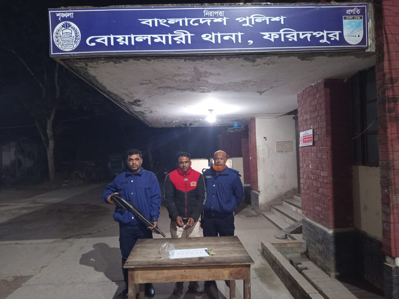 বোয়ালমারীতে যৌথ বাহিনীর অভিযানে মাদকসহ ব্যবসায়ী আটক