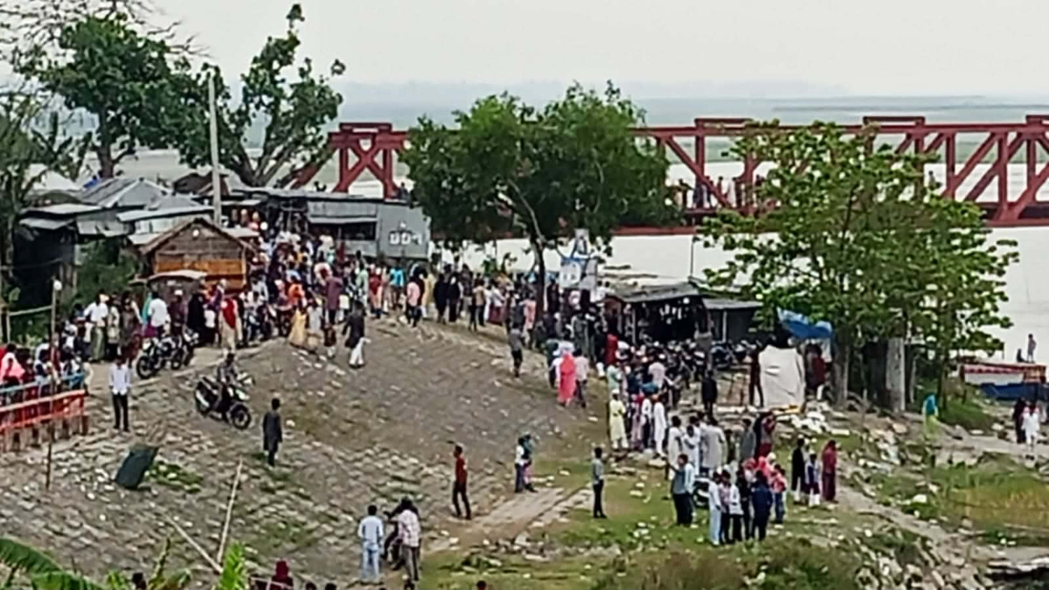 কাউনিয়ায় তিস্তা রেল ও সড়ক সেতুতে বিনোদন প্রেমি মানুষের  উপচেপড়া ভীর!
