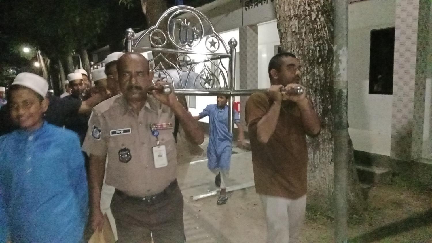 বোয়ালমারীতে অজ্ঞাত নারীর জানাজা ও দাফন সম্পন্ন, মানবতার অনন্য দৃষ্টান্ত সুমন রাফির