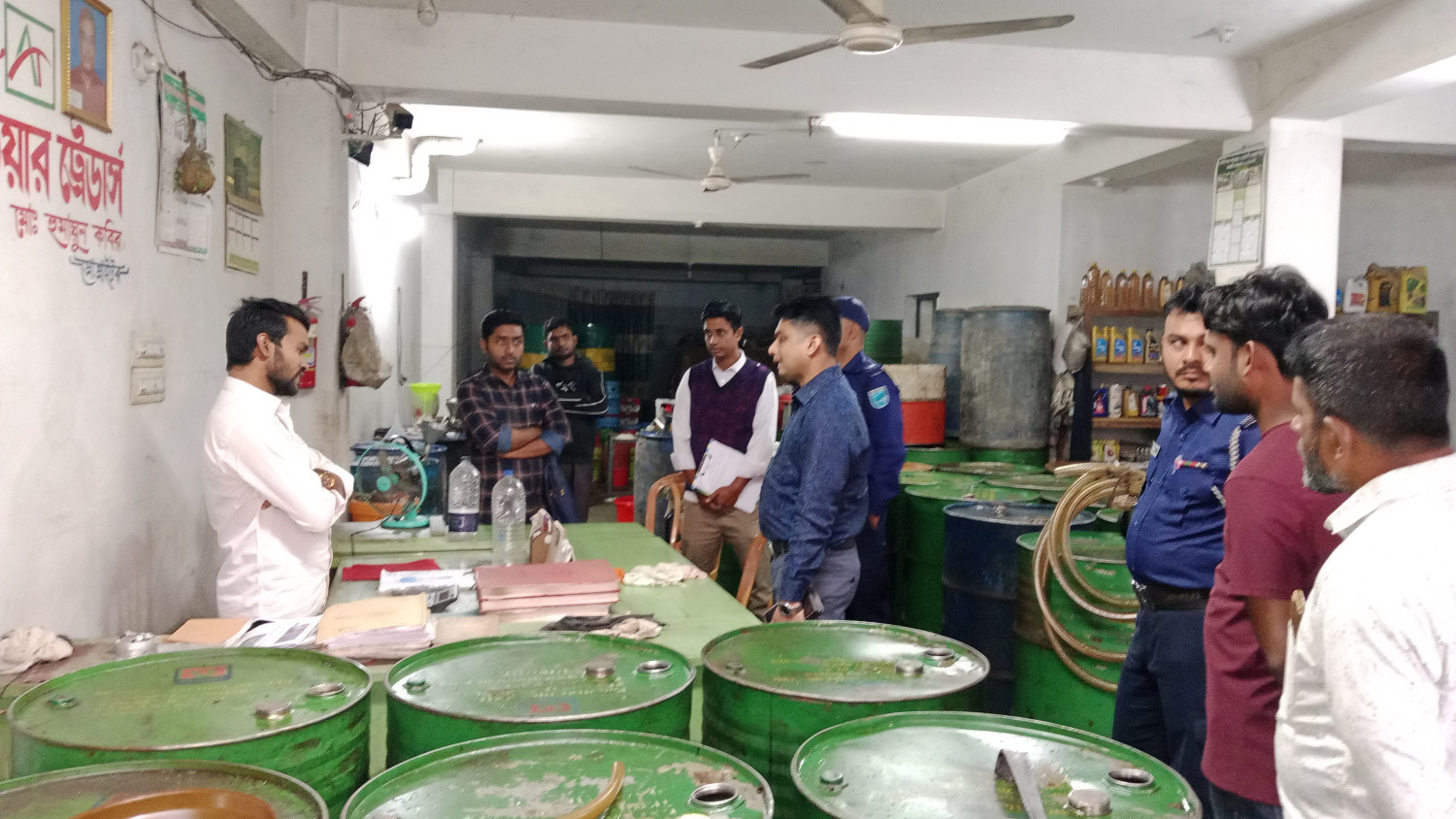 বোয়ালমারীতে সহিংসতা রোধে প্রশাসনের কড়া মনোভাব — দোকান ও পাম্পে খোলা জ্বালানি তেল বিক্রি নিষিদ্ধ