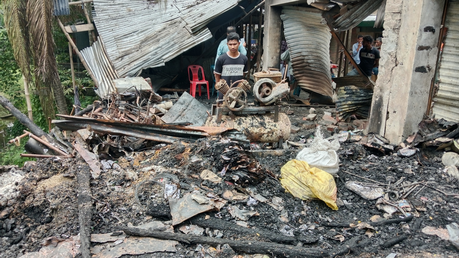 আলফাডাঙ্গায় দোকানে আগুন নেভাতে গিয়ে গ্যাস বিস্ফোরণে নছিমন চালক নিহত, চার কন্যা সন্তান নিয়ে দিশেহারা পরিবার