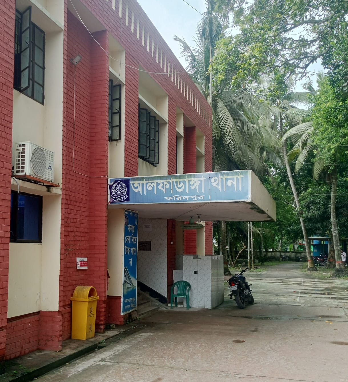 আলফাডাঙ্গায় পূর্ব শত্রুতার জেরে একজনকে কুপিয়ে জখম, থানায় লিখিত অভিযোগ