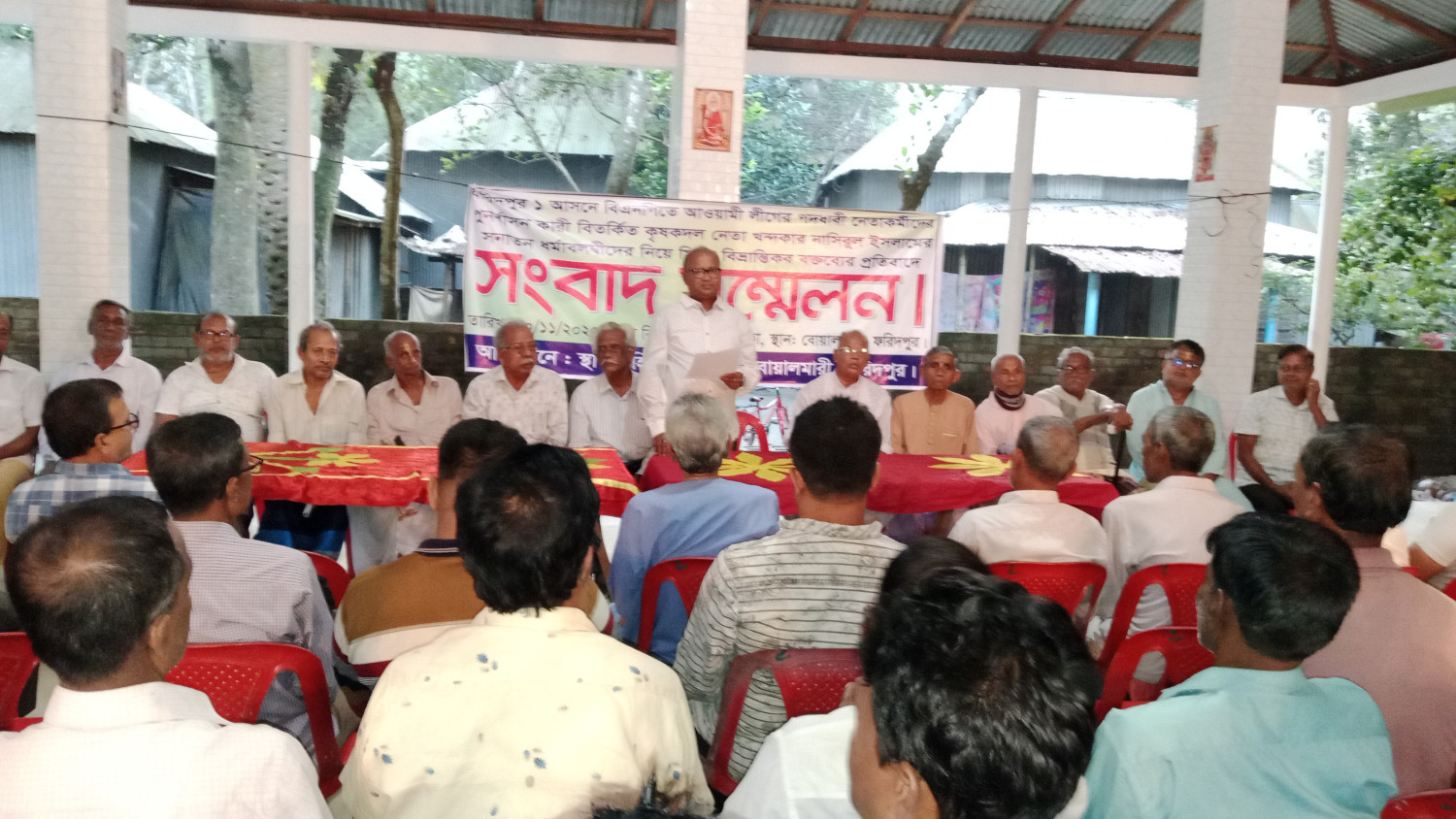 বোয়ালমারীতে হিন্দু সম্প্রদায়ের সংবাদ সম্মেলন: “আওয়ামী লীগের আমলে যেমন ছিলাম, এখন তার চেয়ে  দ্বিগুন ভালো অবস্থানে আছি”