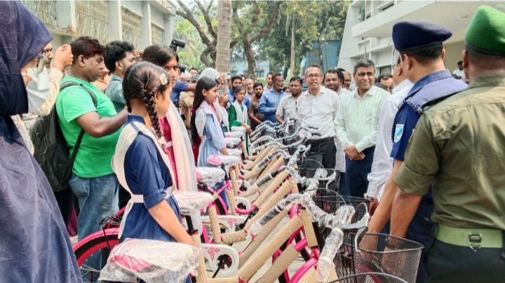 বোয়ালমারীতে বিভাগীয় কমিশনারের ব্যতিক্রমী আয়োজন, শিক্ষার্থীদের হাতে পিংক বাইসাইকেল