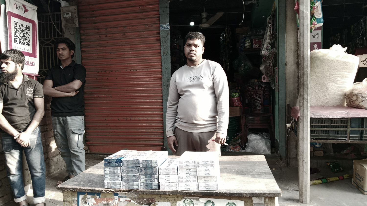 বোয়ালমারীতে যৌথবাহিনীর অভিযানে নকল সিগারেট জব্দ, ব্যবসায়ীকে জরিমানা