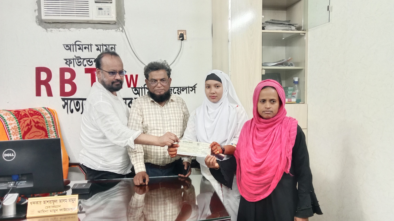 বোয়ালমারীতে আমিনা মামুন ফাউন্ডেশনের উদ্যোগে অসহায় পরিবারের চিকিৎসা সহায়তা