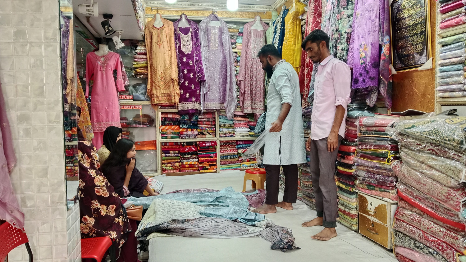 ঈদের সাজে বাজার জমলেও বিক্রি কম, বিশৃঙ্খলা রুখতে প্রশাসন সজাগ