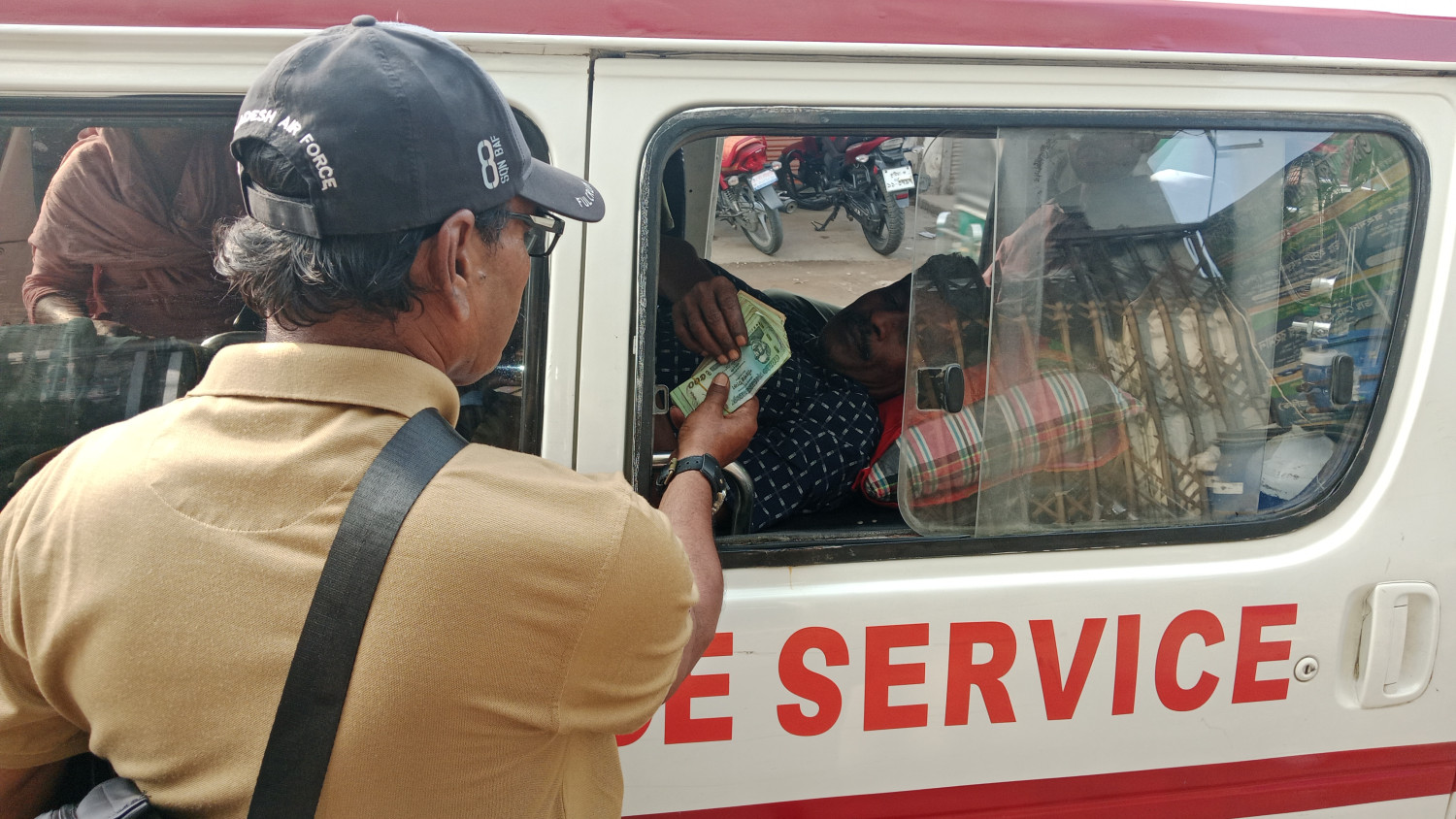 সড়ক দুর্ঘটনায় আহত কুষ্টিয়ার দন্ত চিকিৎসকের পায়ের অপারেশনের দায়িত্ব নিলেন আমিনা মামুন ফাউন্ডেশন