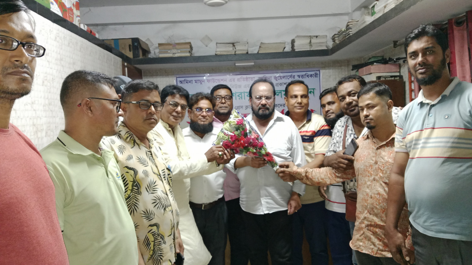 বোয়ালমারী প্রেসক্লাবের সঙ্গে খন্দকার আশরাফুল আলম মামুনের মতবিনিময় ও ১ লাখ টাকার অনুদান