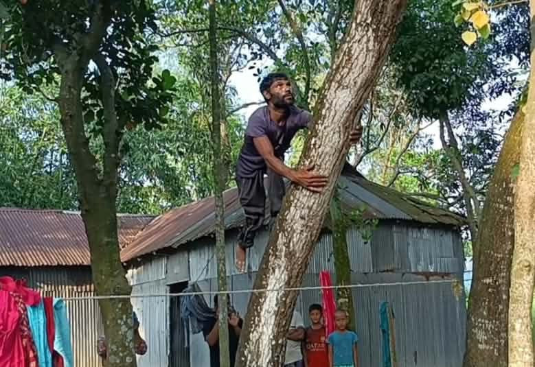 ক্র্যাচে ভর করে  চলাফেরা শারিরীক প্রতিবন্ধকতা হার মানাতে পারেনি একরামুল কে